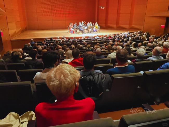 Một dàn nhạc thính phòng biểu diễn nhạc Baroque với trang phục và nhạc cụ cổ điển.