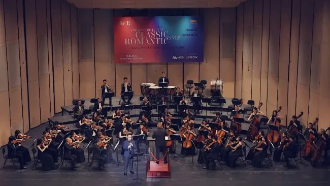 Một nghệ sĩ piano biểu diễn tác phẩm lãng mạn đầy cảm xúc trong khán phòng cổ điển.