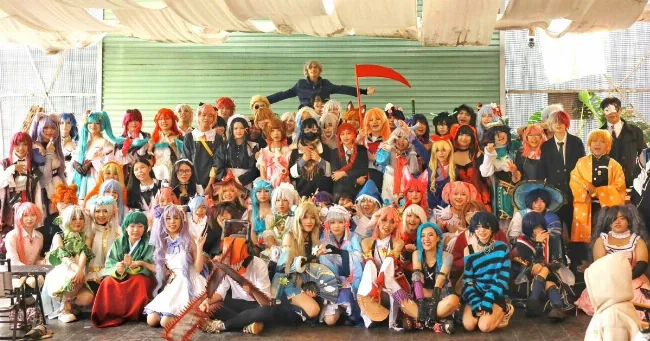 Ảnh minh họa các nhân vật anime âm nhạc học đường đang trình diễn trên sân khấu với nhạc cụ, thể hiện niềm đam mê.