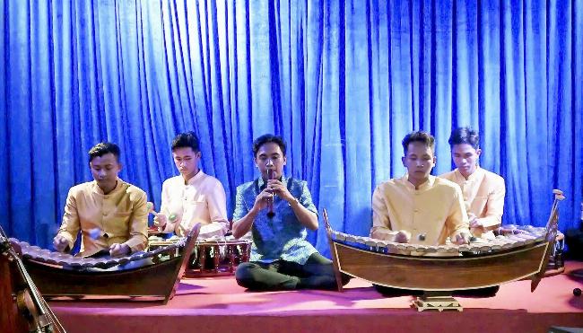 Một lớp học truyền dạy dàn nhạc ngũ âm Khmer cho thế hệ trẻ, nhấn mạnh sự kế thừa văn hóa.