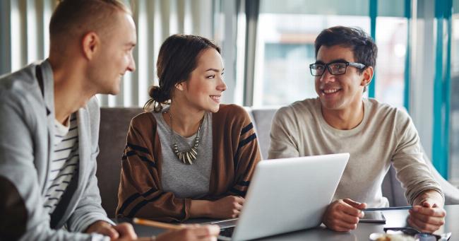 Hai người đang trò chuyện, lắng nghe nhau, biểu tượng cho sự chia sẻ và hỗ trợ tâm lý.