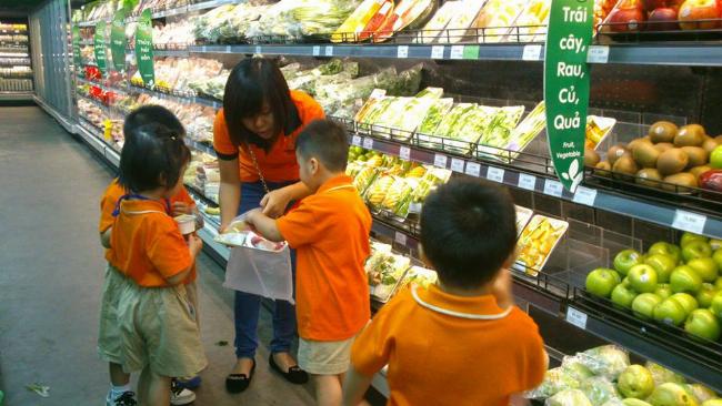 Một cô giáo mầm non đang chuẩn bị giáo án nghe hát "Anh Phi Công Ơi" với các đạo cụ máy bay và hình ảnh bầu trời.