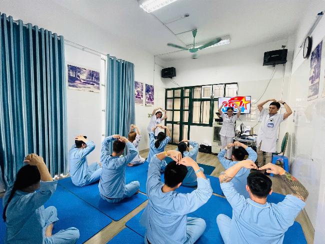 Cô gái trẻ nhắm mắt, lắng nghe nhạc buồn không lời, thể hiện sự thư giãn, suy tư.