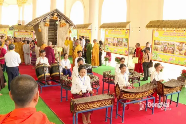 Dàn nhạc ngũ âm Khmer với các nhạc công truyền thống biểu diễn trong một ngôi chùa trang nghiêm.