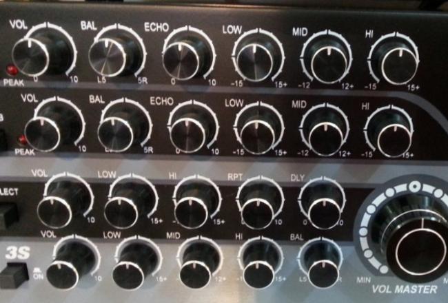 Bàn tay điều chỉnh tone nhạc trên máy karaoke cho phù hợp giọng hát