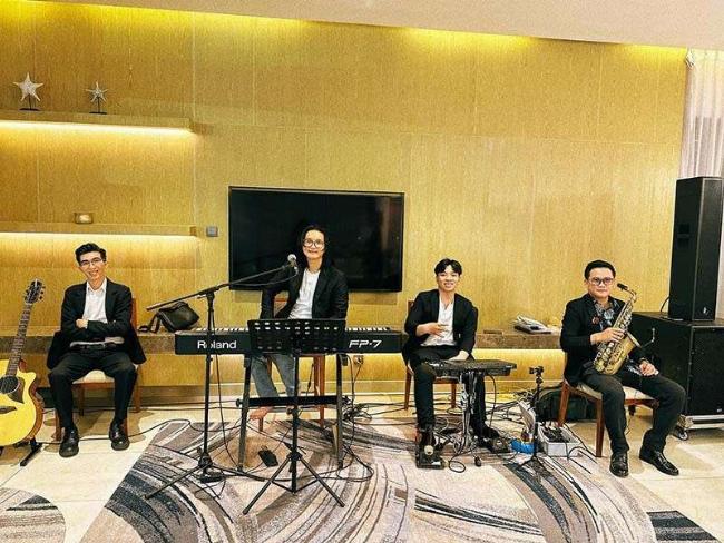 Ca sĩ bán chuyên hát trong đám cưới, phong cách gần gũi.