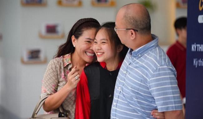 Giáo viên đang viết lời nhận xét chi tiết vào học bạ âm nhạc của học sinh, thể hiện sự tận tâm và chuyên nghiệp.