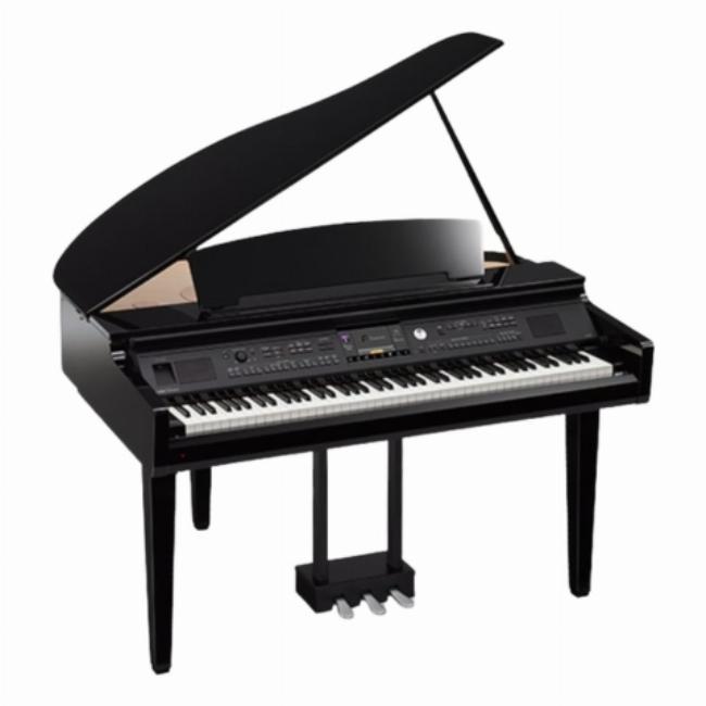 Một nhạc sĩ đang ngồi trước bàn làm việc có màn hình máy tính hiển thị phần mềm DAW, các nhạc cụ.