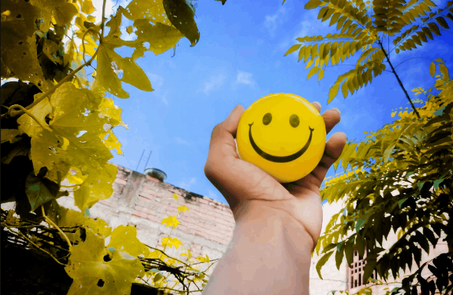 Một không gian yên tĩnh, ấm cúng với người đang nhắm mắt thư giãn, lắng nghe âm nhạc.