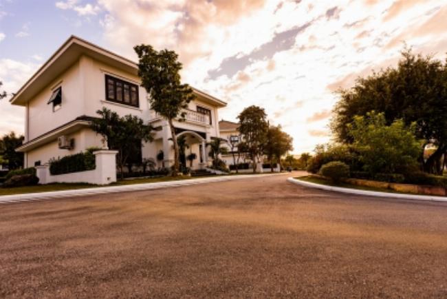 Không gian nhà hàng rộng rãi với khu vực ăn uống và sân khấu nhỏ dành cho karaoke ở Đà Nẵng. 