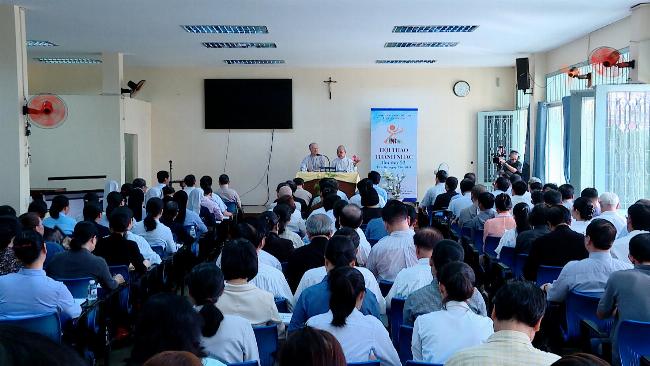 Linh mục Kim Long, tác giả nổi tiếng của nhiều bài thánh ca Việt Nam, trong đó có lời bài hát Ta là Bánh Hằng Sống.