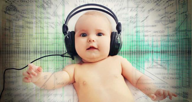 Một cô gái trẻ đang thư giãn nghe nhạc cổ phong, thể hiện sự thu hút của lời bài hát Phong Hoa Tuyết Nguyệt với nhiều đối tượng.