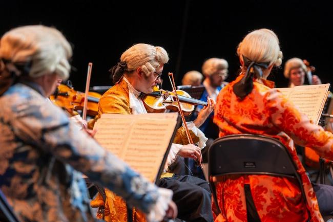 Âm nhạc cổ điển Châu Âu: Dàn nhạc giao hưởng trình diễn trong nhà hát cổ kính, thể hiện sự tinh hoa của các nền âm nhạc hàng đầu thế giới.