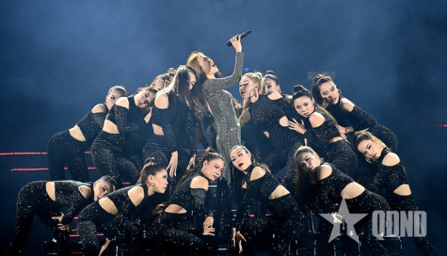 Nền âm nhạc K-Pop hiện đại với nhóm nhạc trình diễn sôi động, thể hiện sự năng động của các nền âm nhạc hàng đầu thế giới.