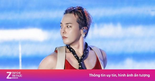 nghệ sĩ đang biểu diễn trên sân khấu với ánh đèn sân khấu và đám đông khán giả, tập trung vào tầm quan trọng của bản quyền bài hát