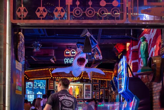 Một phòng karaoke sang trọng tại nhà hàng ở Đà Nẵng với đèn màu sắc rực rỡ và bàn ăn.