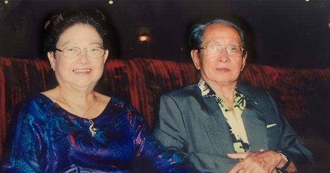 Chân dung nhạc sĩ Châu Kỳ, người sáng tác ca khúc "Sao Chưa Thấy Hồi Âm", đang ngồi bên cây đàn.