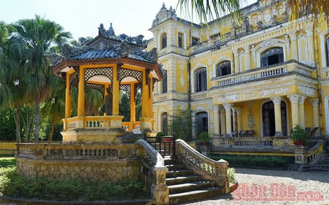 Một bức tranh minh họa không gian đờn ca tài tử thân mật và một sân khấu cải lương rực rỡ, tượng trưng cho hai hình thái của Phụng Hoàng 12 Câu