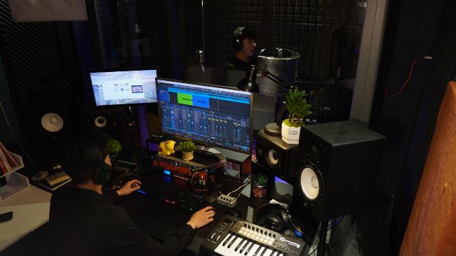 Giao diện một phần mềm DAW chuyên nghiệp để thu âm và mix nhạc.