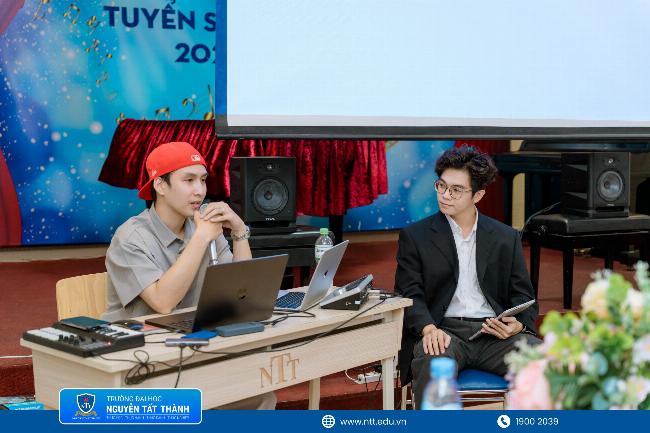 Một người trẻ đang học hỏi và phát triển kỹ năng thu âm, mix nhạc tại nhà.