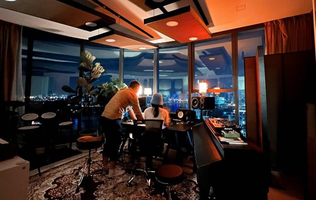 Quy trình mix nhạc chuyên nghiệp, thể hiện sự cân bằng âm thanh và các hiệu ứng