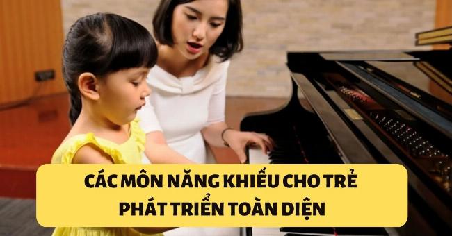 Một bé gái tiểu học tự tin hát và biểu diễn trước lớp với giáo viên đệm đàn, thể hiện kết quả của sáng kiến kinh nghiệm âm nhạc tiểu học trong việc rèn luyện sự mạnh dạn. 