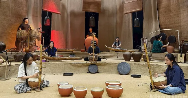 Một người trẻ đang luyện tập hát với tai nghe, chuẩn bị cho buổi thu âm.