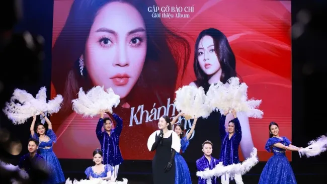 Người phụ nữ thể hiện cảm xúc sâu lắng qua giọng hát trầm ấm