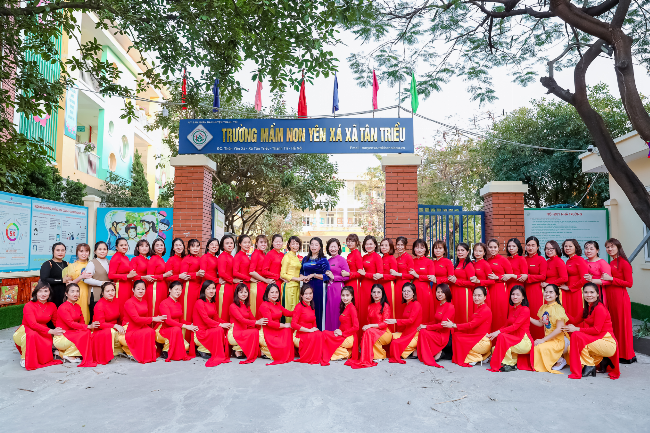 Nhóm trẻ em mầm non đang tự tay tưới cây, chăm sóc cây trong vườn