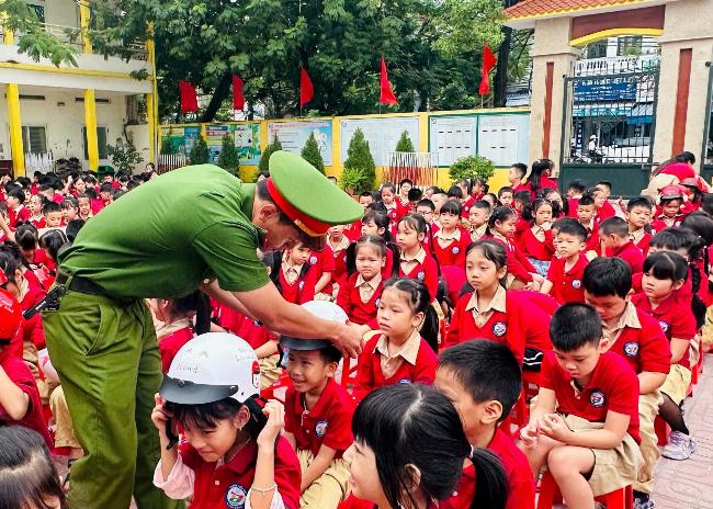 Giáo viên hướng dẫn trẻ mầm non học luật giao thông qua các hình ảnh trực quan