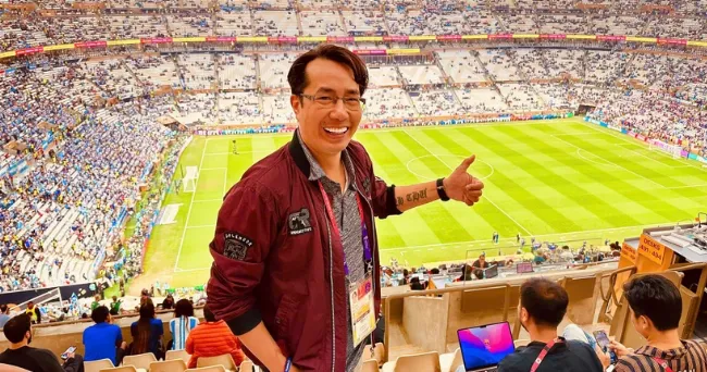 Trẻ em và người lớn cùng quan sát cây đang lớn lên, học hỏi từ trải nghiệm thực tế