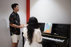 Trung Tâm Dạy Hát Karaoke: Chìa Khóa Khai Phóng Giọng Hát Tiềm Ẩn Của Bạn