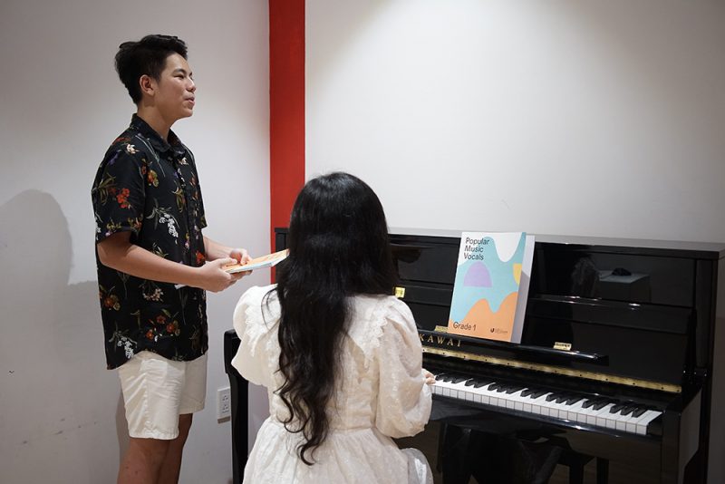 Trung Tâm Dạy Hát Karaoke: Chìa Khóa Khai Phóng Giọng Hát Tiềm Ẩn Của Bạn