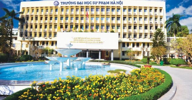 Nữ sinh viên tự tin tham gia kỳ thi tiếng Anh nói về chủ đề âm nhạc, đạt kết quả cao.