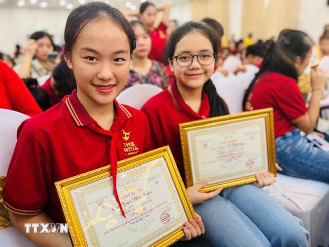 Tương lai âm nhạc toàn cầu: Các nốt nhạc kỹ thuật số kết nối nhiều nền văn hóa, thể hiện sự hội nhập của các nền âm nhạc hàng đầu thế giới.