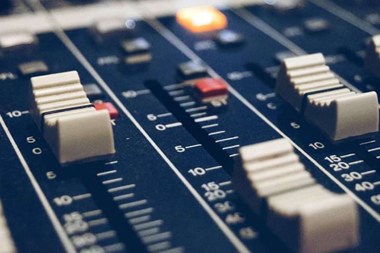 Auto-Tune Và "Đóng Tune" – Công Nghệ Thay Đổi Cuộc Chơi