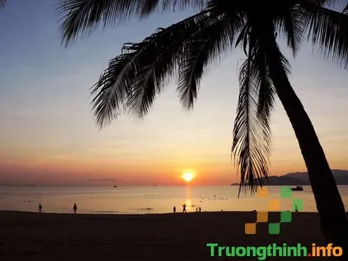 Bình minh rực rỡ với màu cam đỏ, những đám mây tầng thấp được chiếu sáng rõ nét