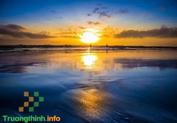 Cảnh bình minh rực rỡ từ trên cao, nhìn thấy toàn cảnh bãi biển và mặt trời