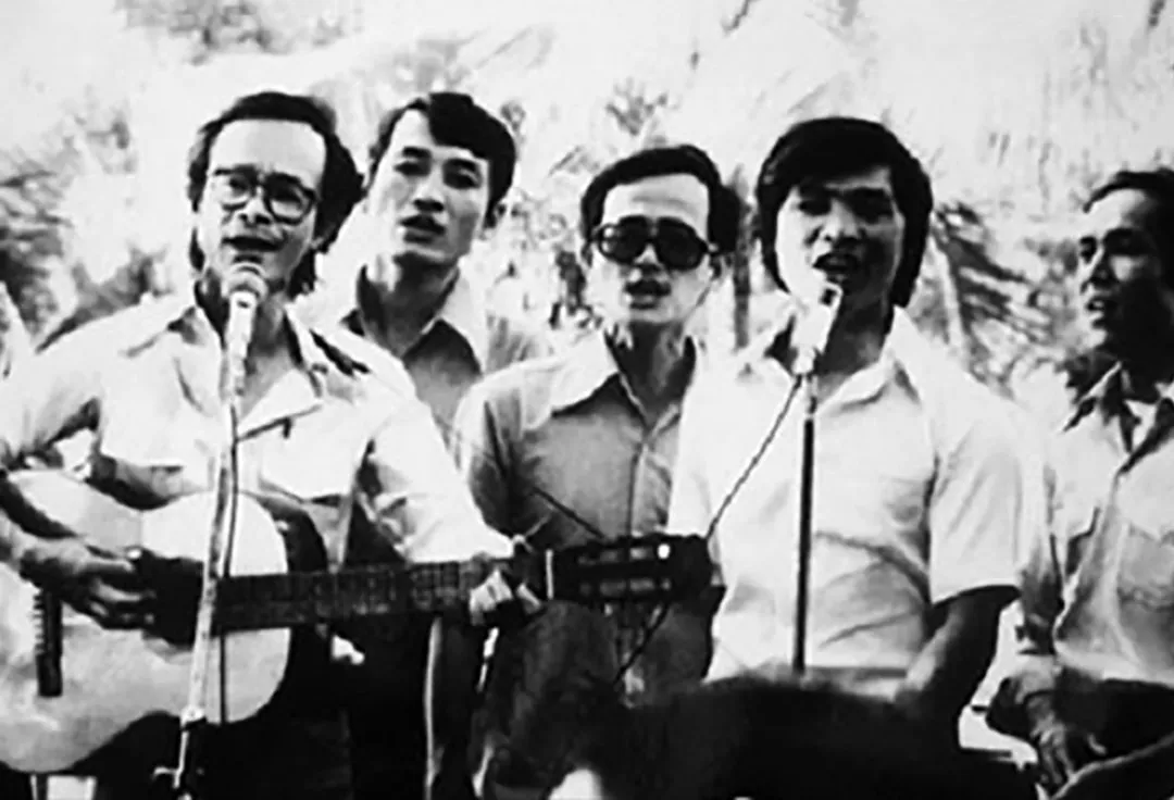 Cảnh Nhạc sĩ Tôn Thất Lập và các đồng nghiệp trong Phong trào Hát cho đồng bào tôi nghe