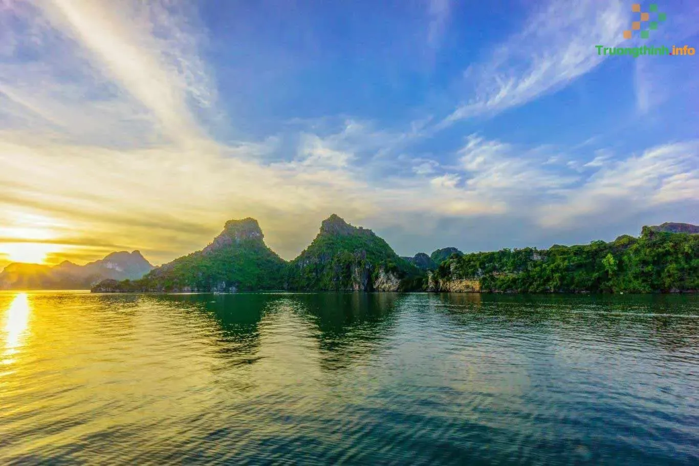 Mặt trời mọc phản chiếu trên mặt nước, tạo nên con đường ánh sáng lấp lánh trên biển