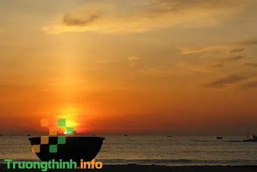 Một bức ảnh nghệ thuật chụp silhouette con người và mặt trời trên biển, đầy cảm xúc