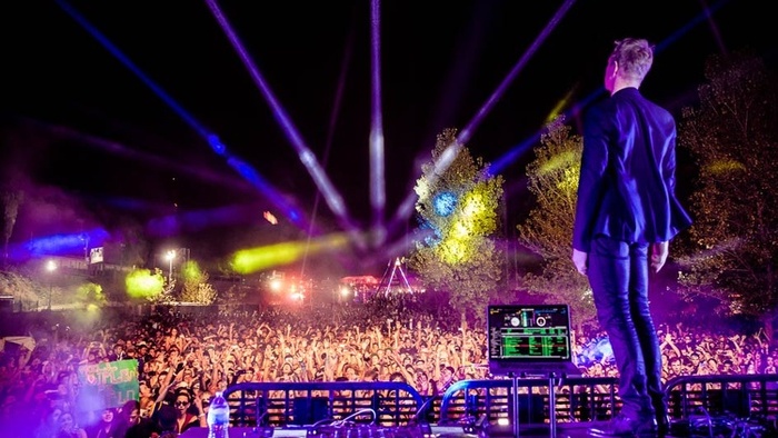 Nhạc EDM Là Gì? Khám Phá Thế Giới Âm Nhạc Điện Tử Đầy Sôi Động