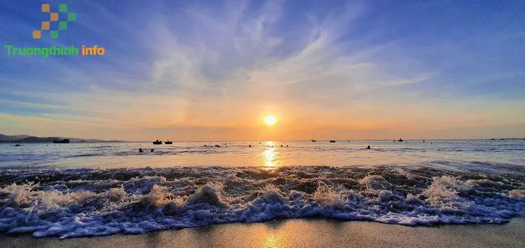 Toàn cảnh mặt biển phẳng lặng dưới ánh bình minh dịu dàng, một sự khởi đầu yên tĩnh