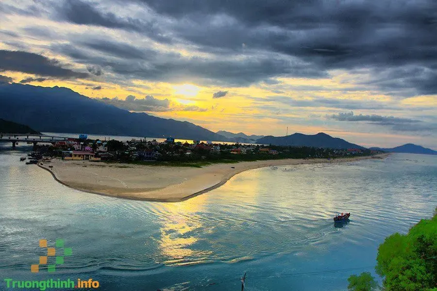 Vầng dương đang lên cao, ánh sáng vàng rực rỡ lan tỏa trên bãi cát và mặt biển