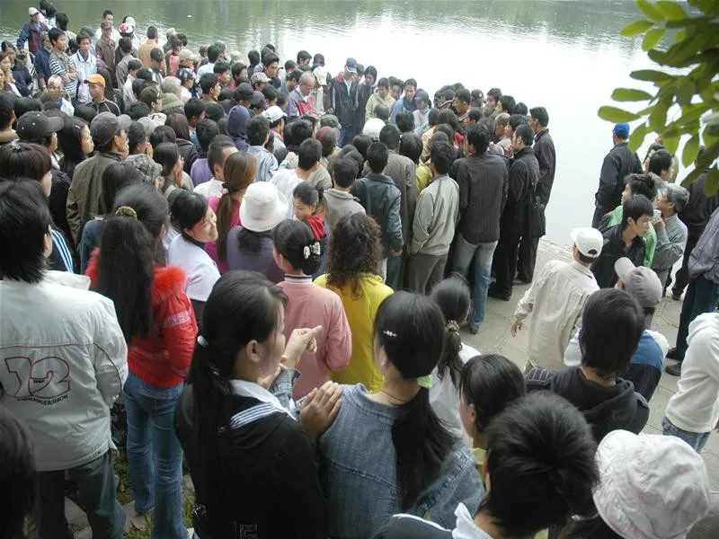 Đông đảo người dân tập trung bên bờ Hồ Thiền Quang