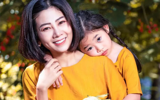 Nữ diễn viên Mai Phương bên con gái Lavie