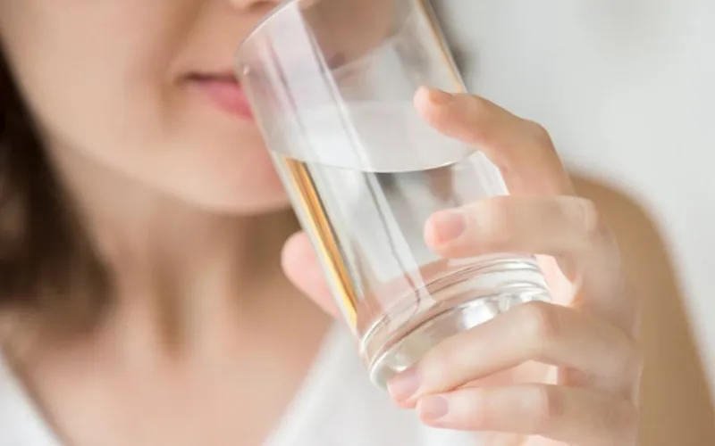 Uống đủ nước mỗi ngày giúp giọng hát khỏe mạnh