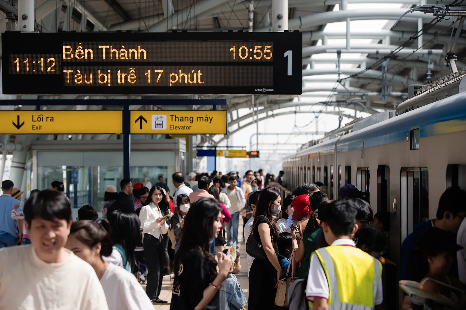 Khoang tàu metro hiện đại và rộng rãi