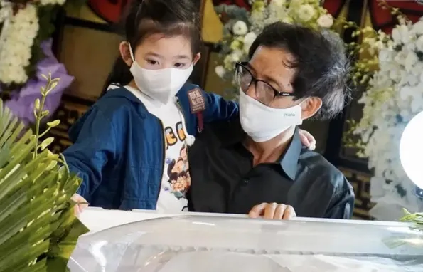 Bé Lavie, con gái Mai Phương, ngơ ngác bên linh cữu của mẹ