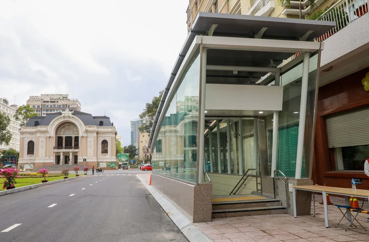 Cổng vào ga Metro Nhà hát Thành phố hiện đại